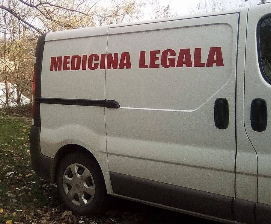 Bărbat mort în propria curte. Fiul victimei suspect de omor