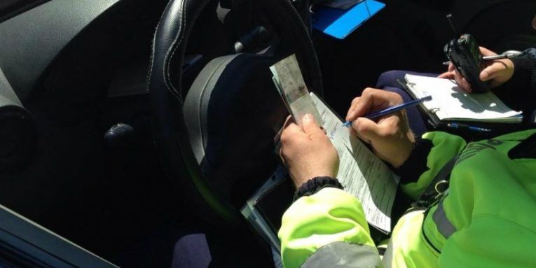 Minor depistat de polițiști la volanul unui vehicul pe un drum comunal din Frecăței