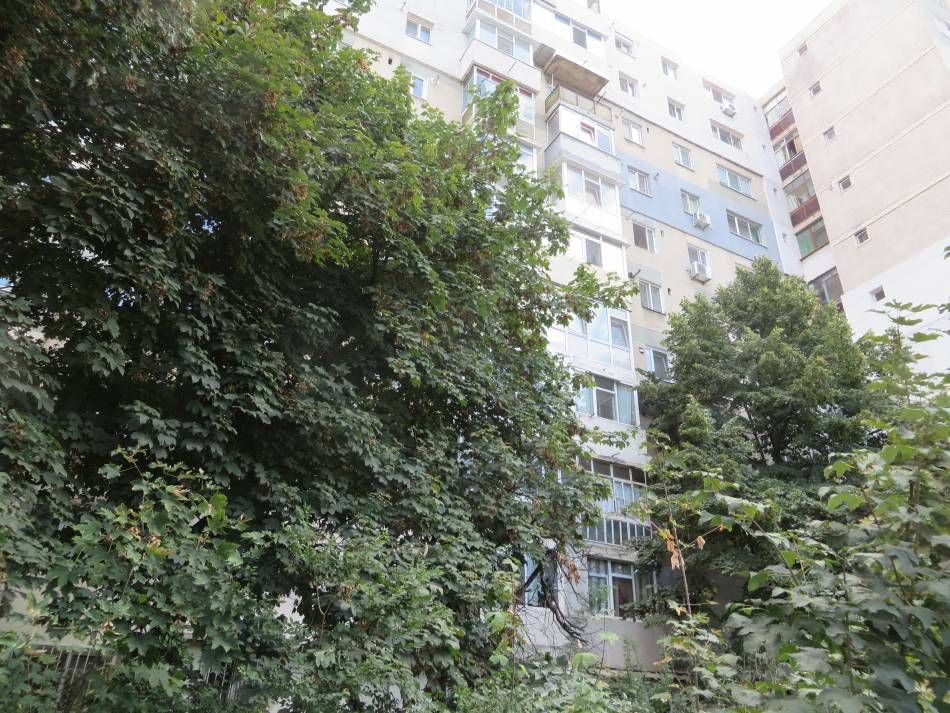 O fată de 13 ani a cazut de la etajul 9