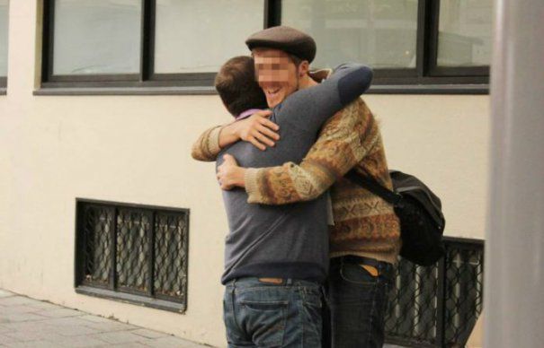 imbratisare-pe-strada-465x390