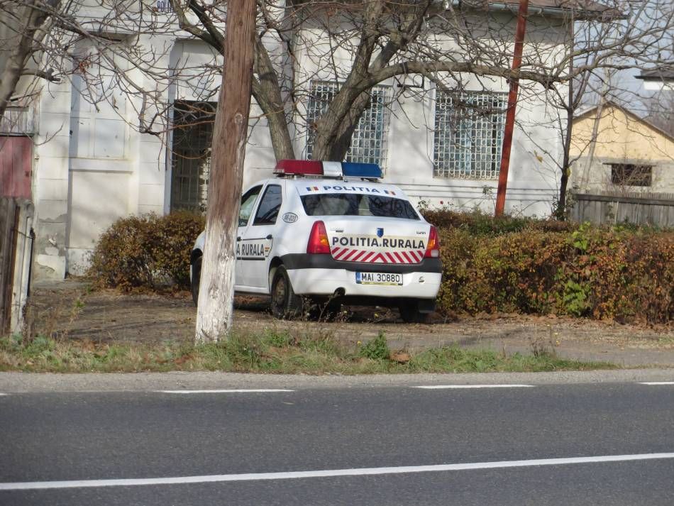 Îmbrăcaminte și bunuri de uz casnic şi gospodăresc descoperite în urma unor percheziții