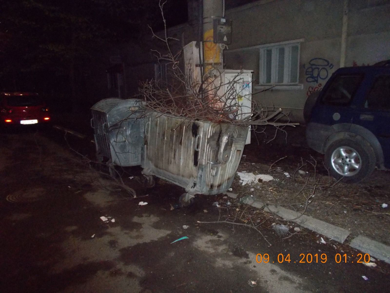 A dat foc unei pubele cu gunoi în toiul nopții