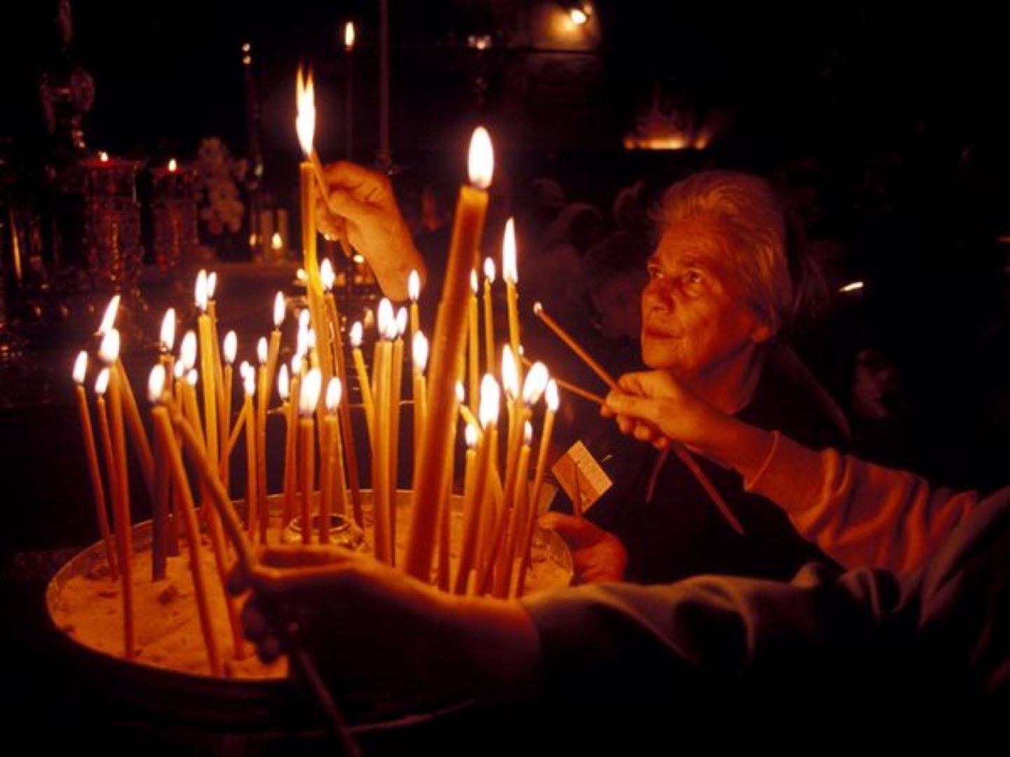 Lumanari-aprinse-in-noaptea-Invierii-Large