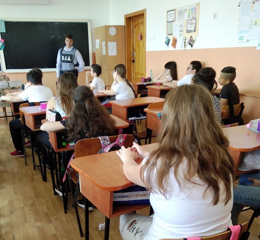 Polițiștii reamintesc elevilor principalele reguli pentru o conduită integră