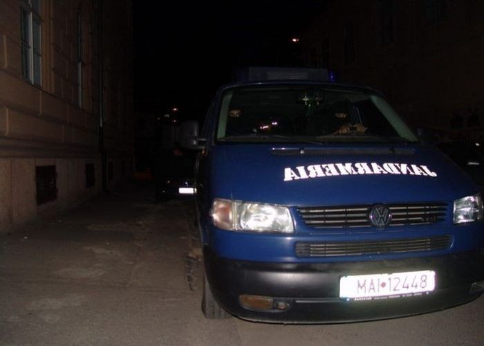 masina-Jandarmerie-noaptea-jandarmi-700x500