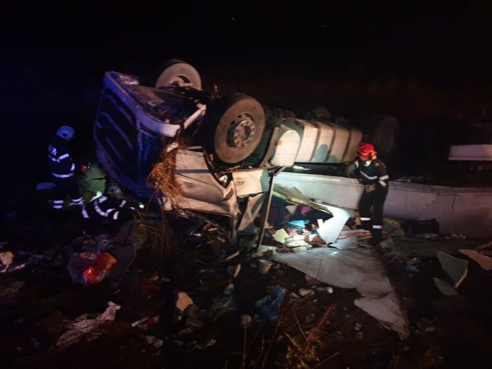 Un tir încărcat cu struguri s-a răsturnat la intrarea în Siret Foto 