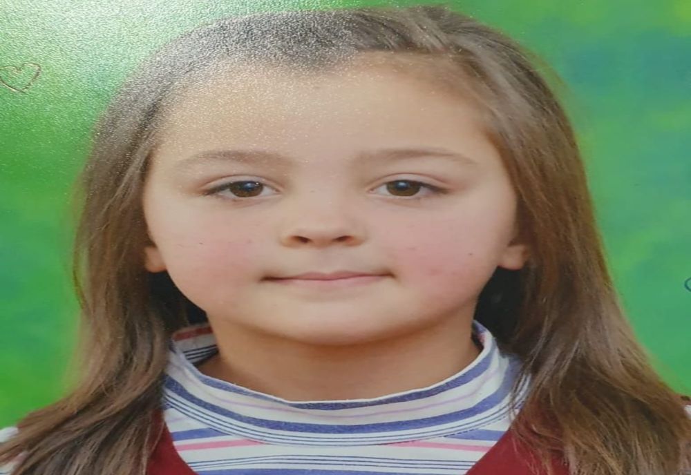 A dispărut o fată în vârstă de 10 ani. Mai multe echipaje de poliție o caută prin municipiu