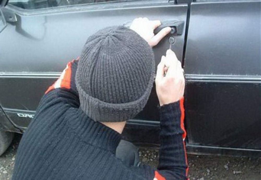 La 15 ani are dosar penal pentru furt din 4 autoturisme 