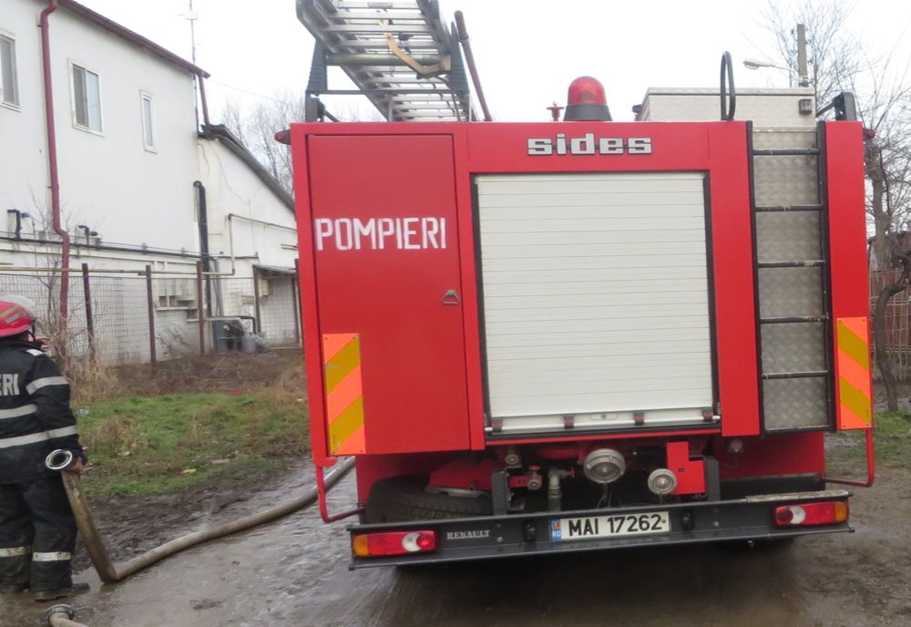 În mijlocul iernii le-a ars acoperișul casei