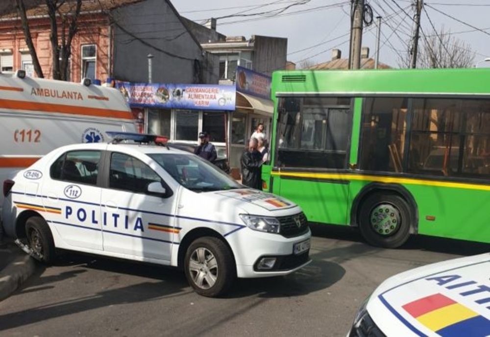 După ce a acroșat o autoutilitară și a intrat cu mașina într-un stâlp, s-a refugiat într-un autobuz