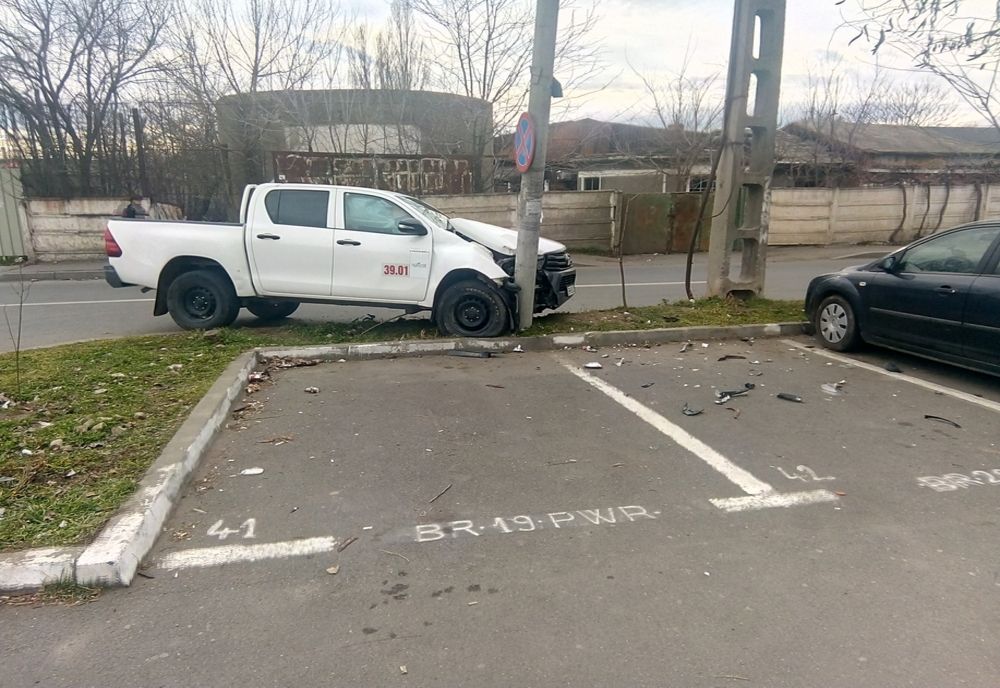 A vrut să evite o tamponare cu alt autoturism și a intrat într-un stâlp