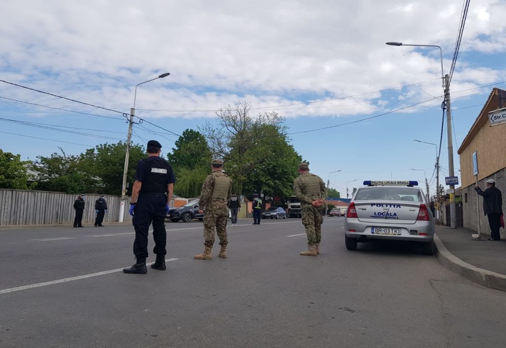 Polițiștii în stradă pentru limitarea deplasărilor 