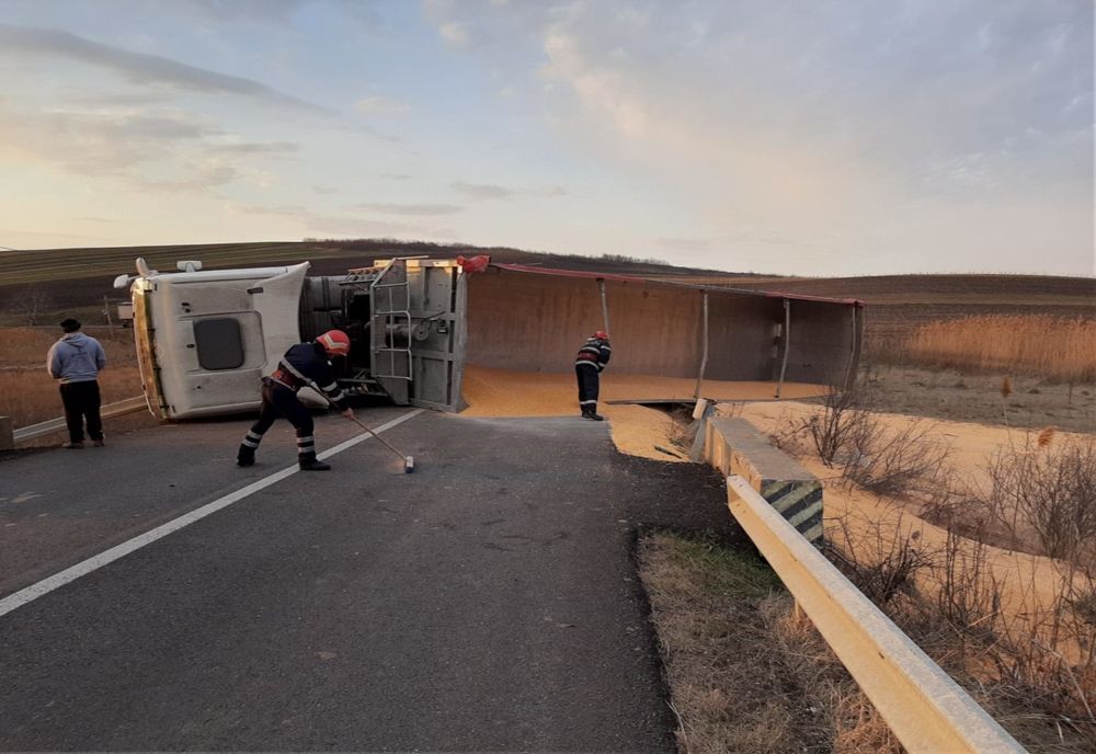 Un brăilean s-a răsturnat cu autoutilitara pe un drum național din județul Suceava