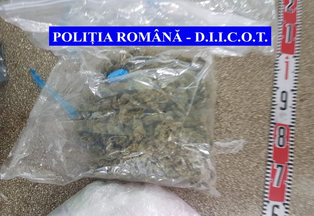 Doi brăileni surprinși în flagrant în timp ce transportau un colet cu droguri