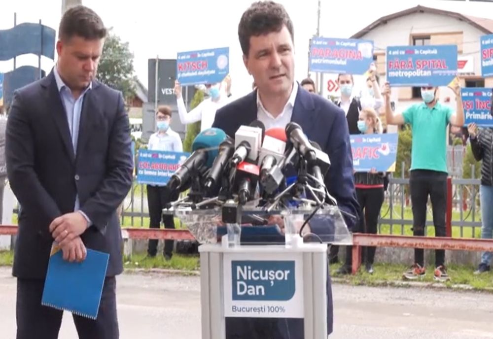 VIDEO Nicușor Dan face o nouă conferință în stradă. „Gabriela Firea vrea să conducă Bucureștiul pe modelul primăriei Voluntari"