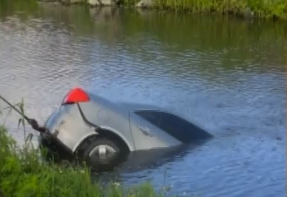 Au venit la pescuit, dar au chemat pompierii să le pescuiască mașina din apă