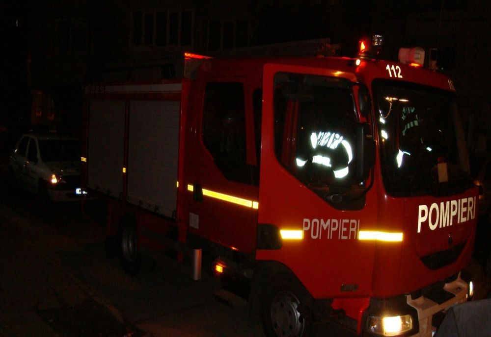 Trei case afectate de un incendiu izbucnit în această seară la ora 23