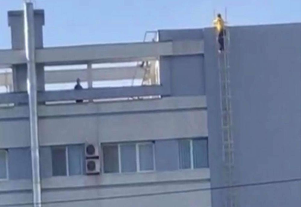 O persoană s-a urcat pe hotel și amenință că se aruncă în gol