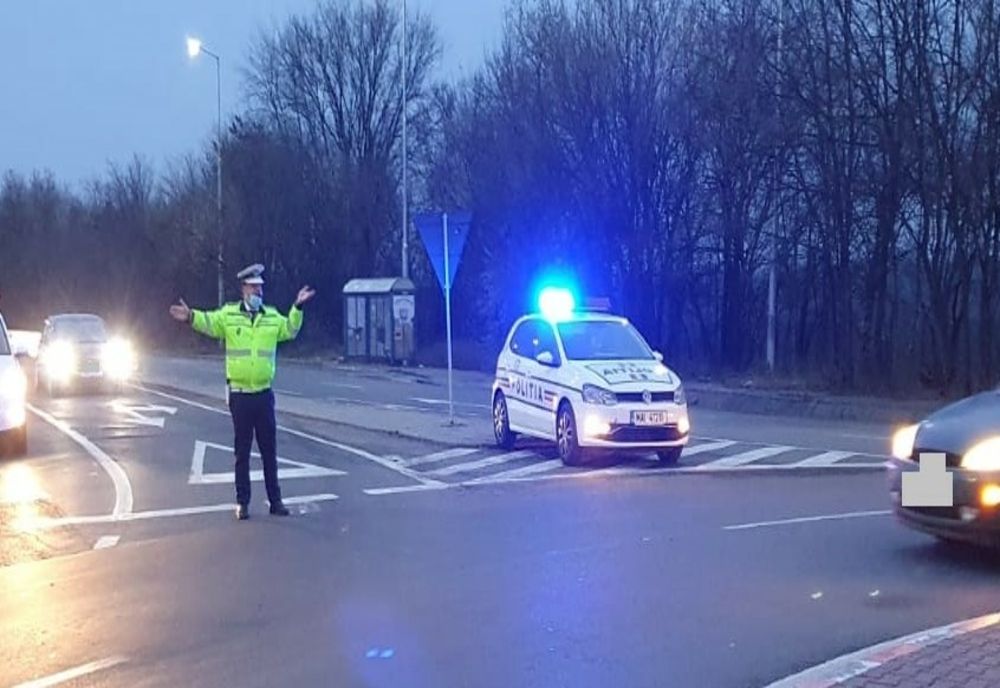 Cu o alcoolemie de 1,29 mg/l a intrat cu mașina într-un stâlp de electricitate