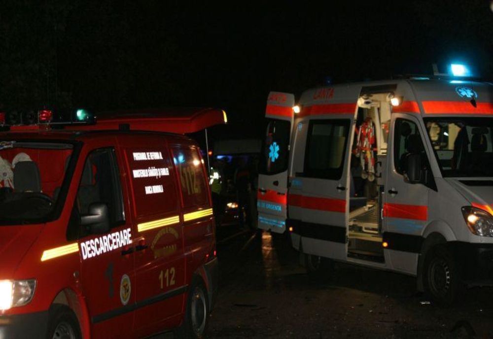 Scos din mașină de echipajul de descarcerare după ce a intrat cu mașina într-un alt vehicul parcat