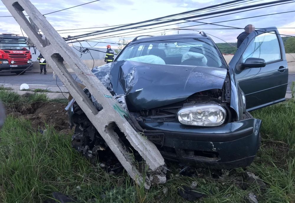 La plimbare cu mașina a întrat într-un stâlp de electricitate 