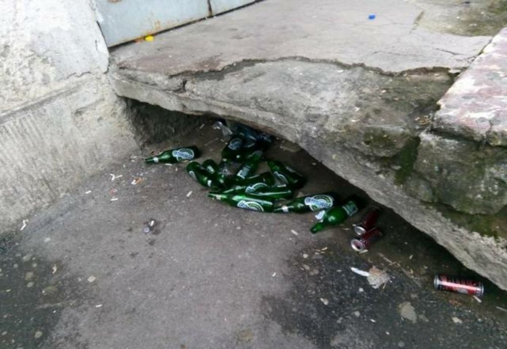 Prinși de Poliția Locală consumând băuturi alcoolice pe domeniul public