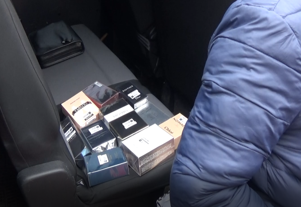 Parfumuri fără documente de proveniență comercializate în parcare