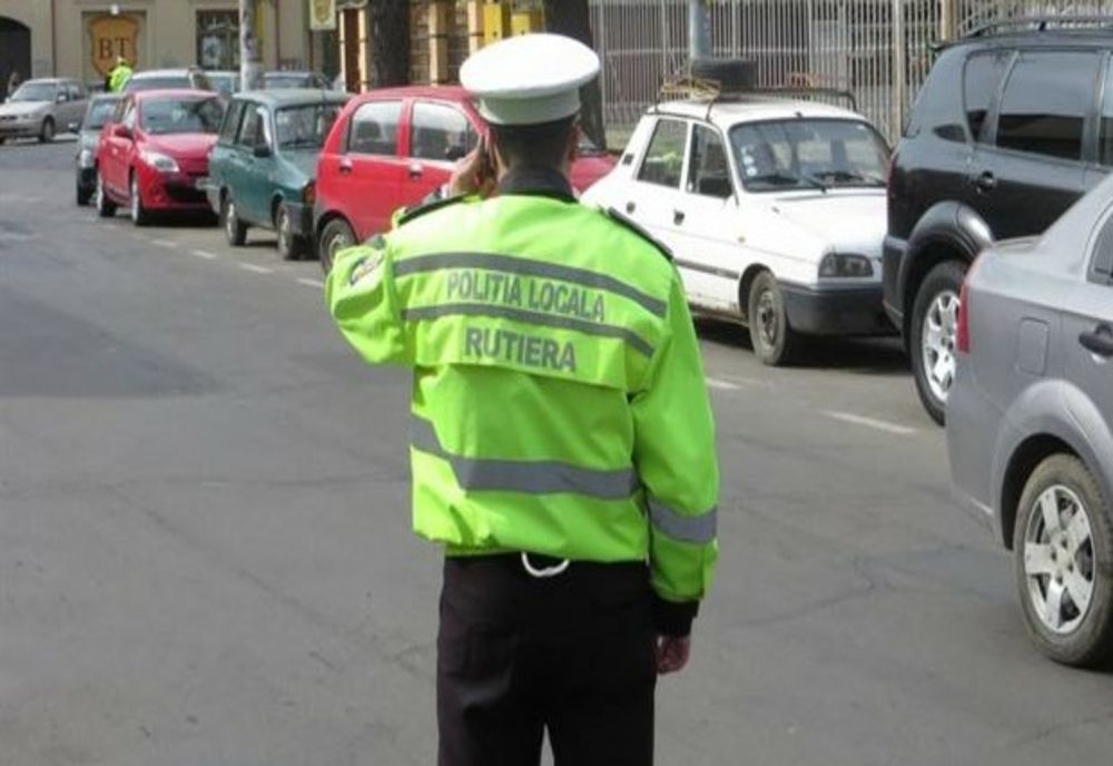 Polițiștii locali înjurați de o femeie care venise să-și ia copilul cu mașina de la școală