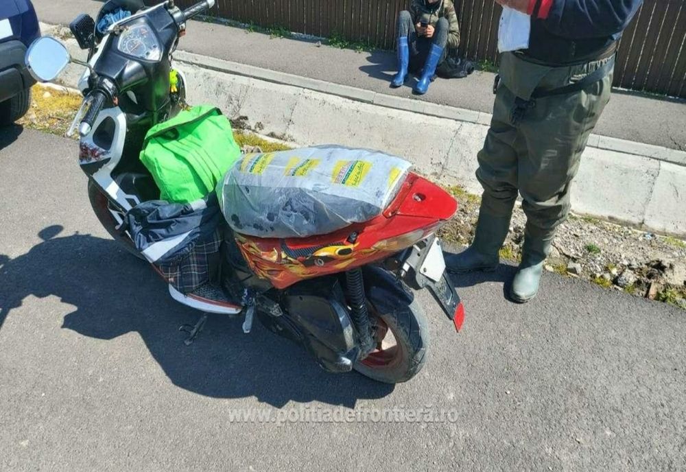 Fără permis de conducere depistat conducând un moped neîmatriculat