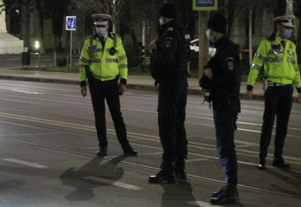Polițiștii au aplicat ieri 60 de sancţiuni contravenţionale pentru nerespectarea măsurilor impuse pentru prevenirea pandemiei