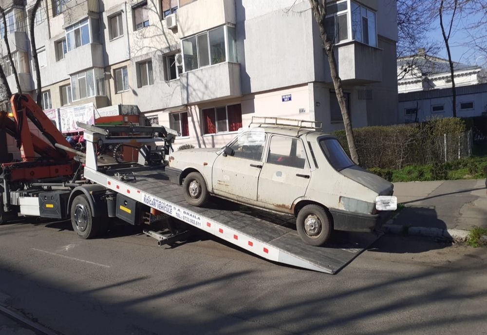 Patru autovehicule abandonate pe domeniul public ridicate de Poliția Locală