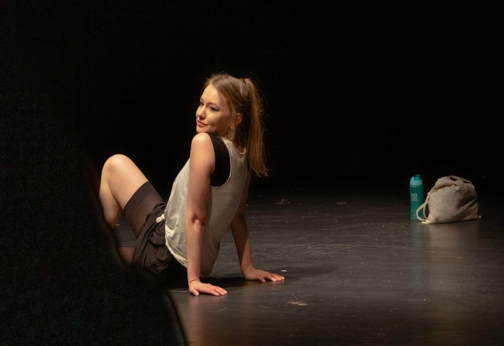 Teatrul Maria Filotti vă prezentă spectacolul EU RĂMÂN