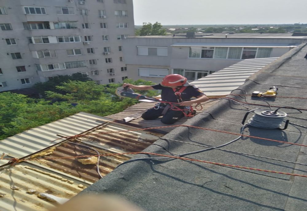 Intervenția pompierilor pentru degajarea unui acoperiș de balcon în pericol să cadă la următoarea furtună