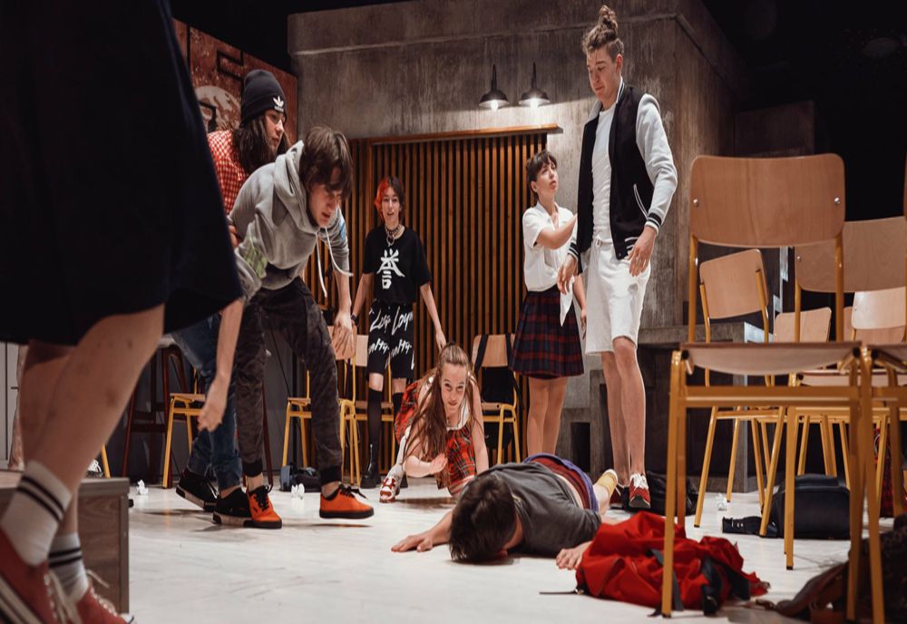 „Consimțământ” aduce în prim-plan povestea relației amoroase dintre o profesoară foarte tânără și unul din elevii săi