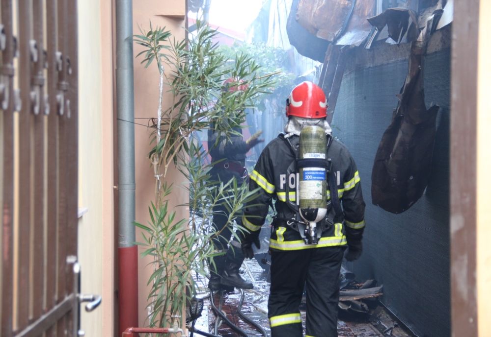 Un imobil de pe strada Carantina distrus de un incendiu