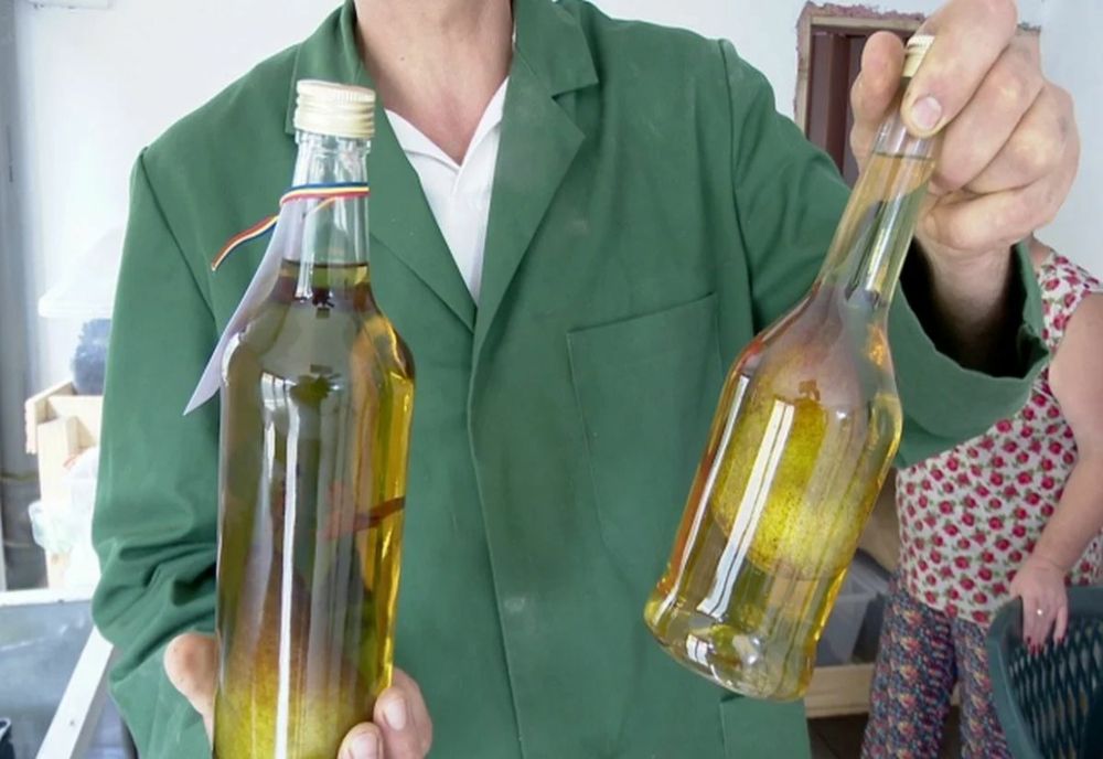 A confundat sticla de țuică cu una de insecticid