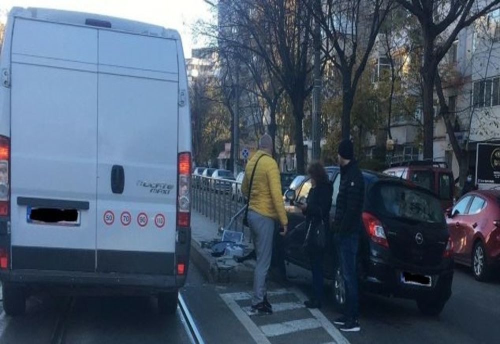 A intrat cu mașina în refugiul de tramvai