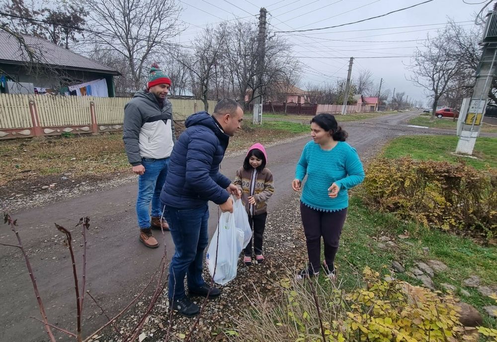 Daruri de Moș Nicolae oferite de deputatul Alexandru Popa unor copii din trei comune brăilene