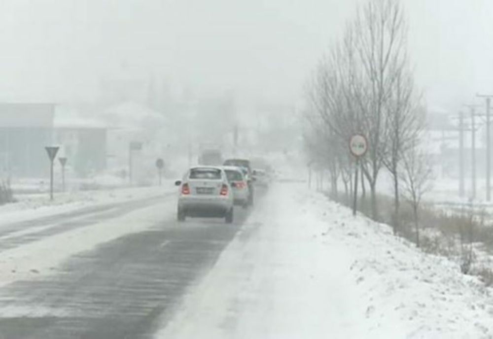 Alertă meteo de vreme rea. ANM a emis mai multe Coduri galbene de ninsori, ploi și polei