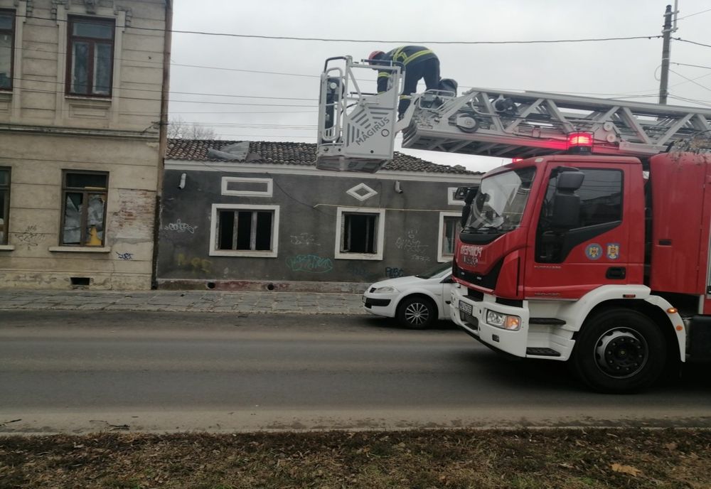 Element de construcție în pericol să cadă de pe imobil