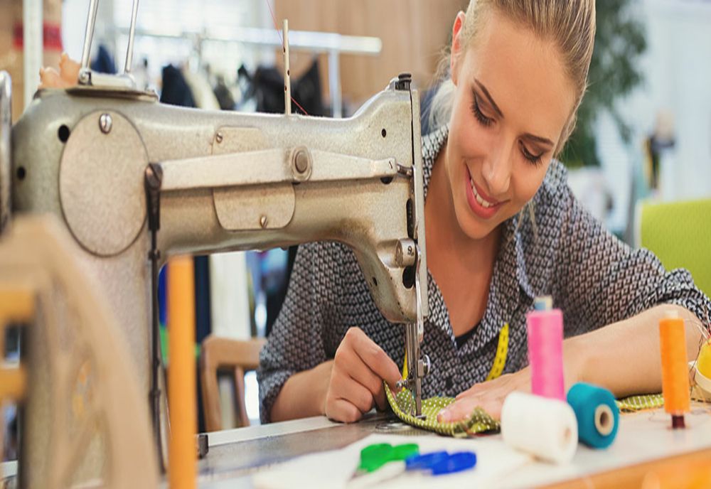 Cursuri gratuite de croitorie pentru refugiatele din Ucraina