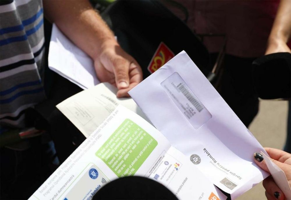 Primele carduri pe care vor fi încărcate voucherele sociale acordate prin programul „Sprijin pentru România” au ajuns la populație
