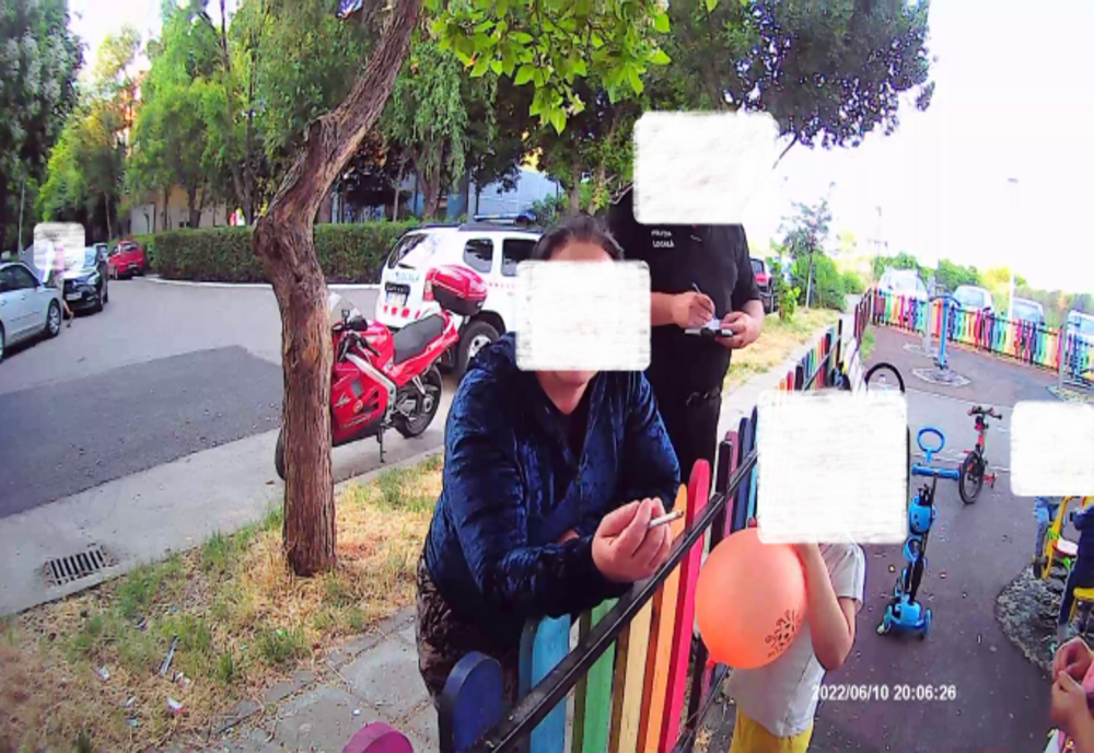 Amendați de Poliția Locală pentru consumul de alcool, spartul semințelor și fumat în incinta locurilor de joacă pentru copii