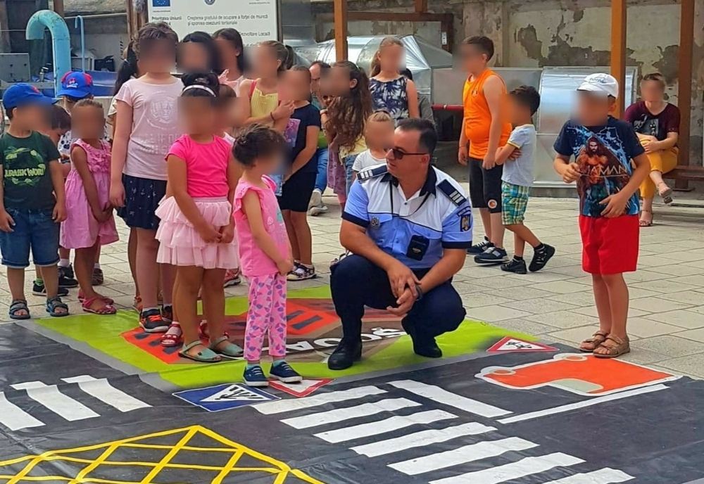Polițiști de la Serviciului Rutier și Compartimentului Analiza și Prevenirea Criminalității au desfășurat o activitate de prevenire  în curtea Bibliotecii ”Panait Istrati” Brăila