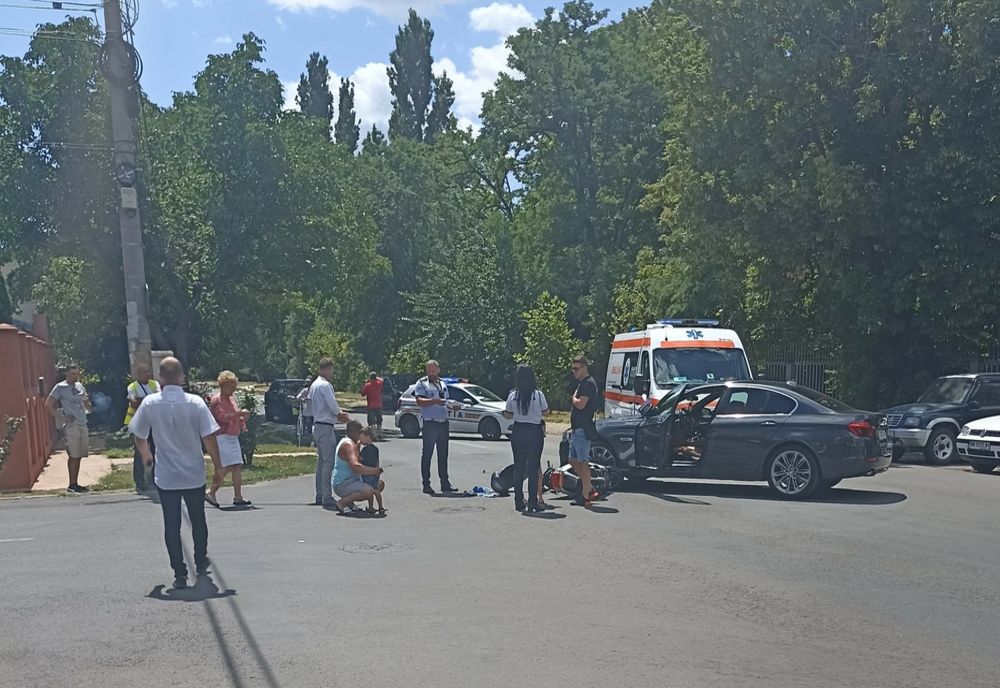 Mopedist băut și fără permis, accidentat de un autoturism pe strada Industriei din municipiul Brăila
