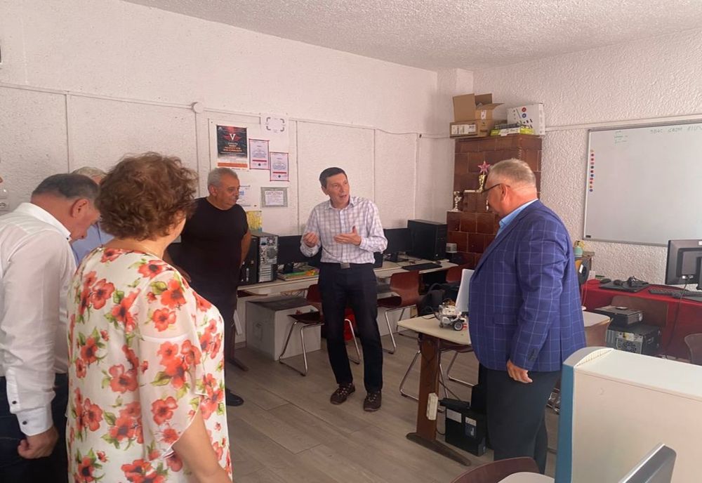 Prefectul județului Brăila a participat la o întâlnire cu profesoriid e la Palatul Copiilor pe tema modificării Legii Educației 