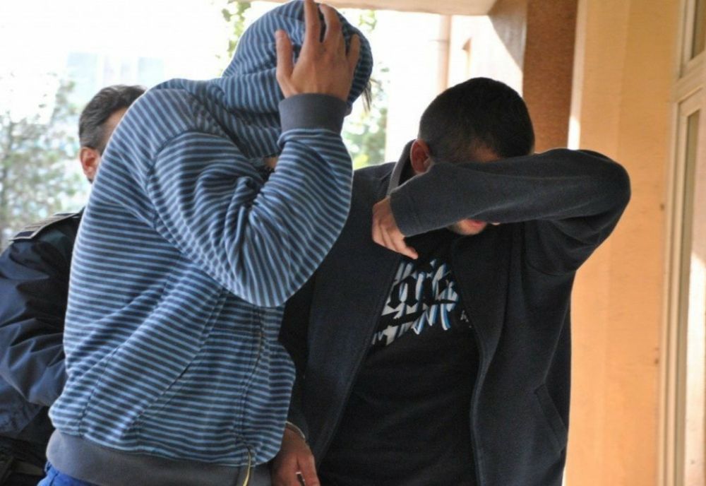 Tânăr de 21 de ani care furase băuturi alcoolice dintr-o stație de carburanți imobilizat de doi polițiști aflați în timpul liber