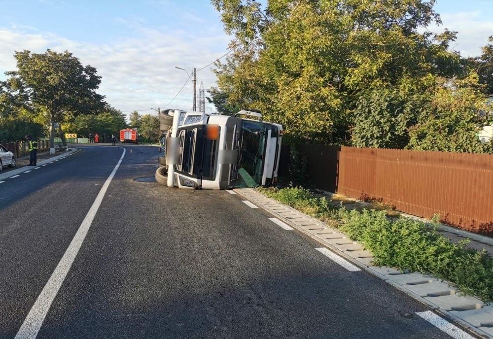 O autocisternă încărcată cu combustibil s-a răsturnat pe raza comunei Bordei Verde, din județul Brăila