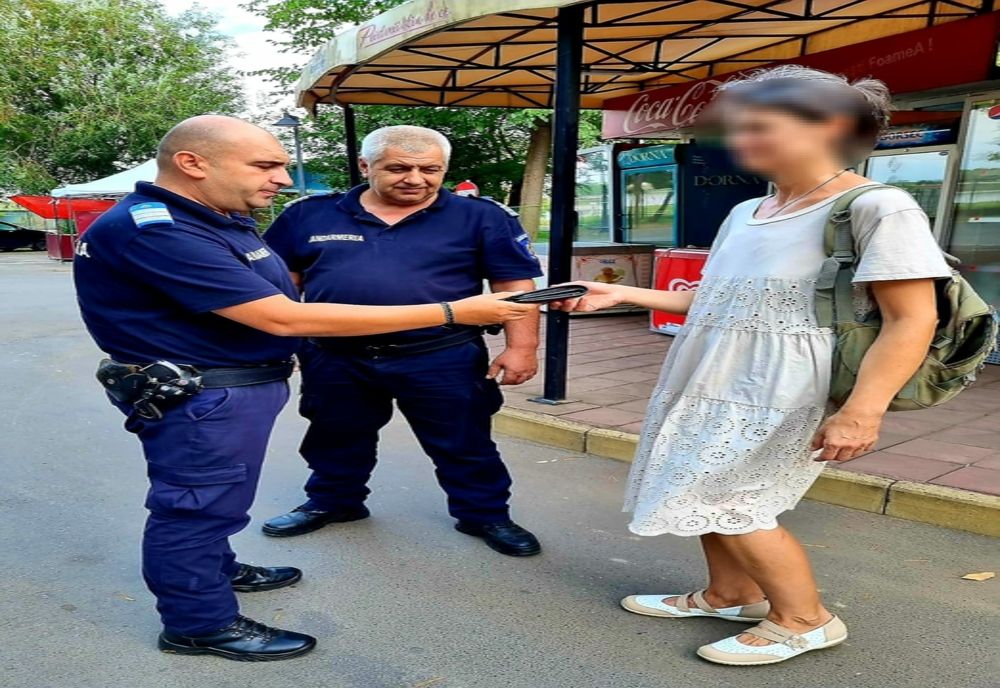 Portofel pierdut în Stațiunea Lacu Sărat, predat de echipajul de jandarmerie proprietarei