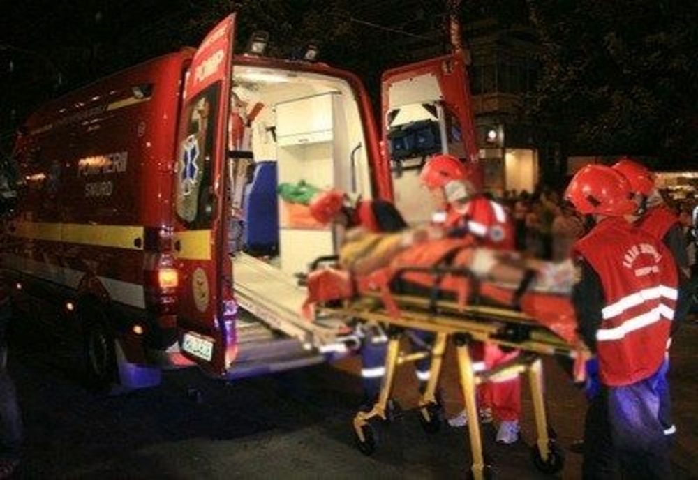 Un tânăr de 20 de ani a pierdut controlul volanului și a intrat într-u copac